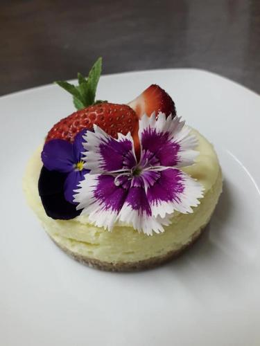 Makanan di atau berdekatan rumah tamu ini