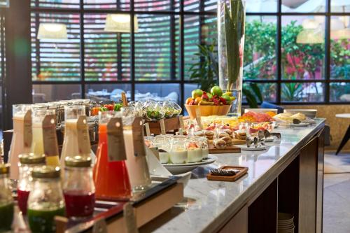 Comida en o cerca de este resort