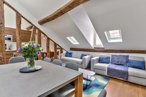 un salon avec une table et un canapé dans l'établissement 117 - Urban C'est La Vie in Montorgueil, à Paris