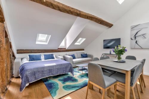 une chambre avec un lit, une table et des chaises dans l'établissement 117 - Urban C'est La Vie in Montorgueil, à Paris