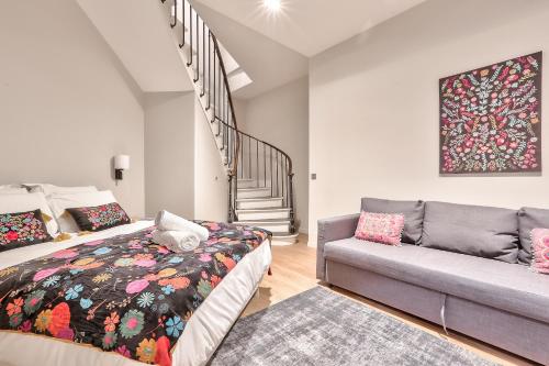 un salon avec un lit et un canapé dans l'établissement 122 - Urban Good Life in Montorgueil, à Paris