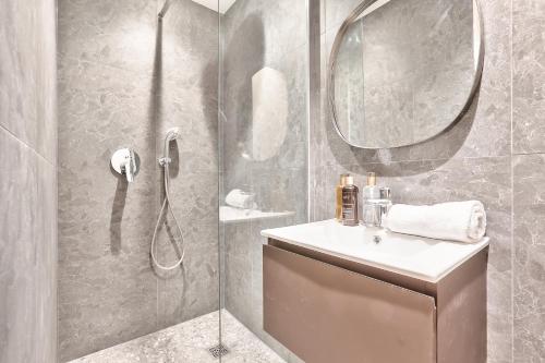 une salle de bain avec une douche, un lavabo et un miroir dans l'établissement 122 - Urban Good Life in Montorgueil, à Paris