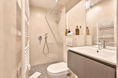 une salle de bain avec toilettes, lavabo et douche dans l'établissement 121 - Urban Gorgeous Flat in Montorgueil, à Paris