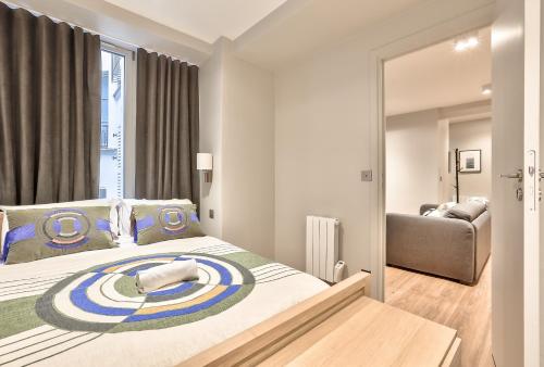 une chambre avec un grand lit avec un miroir dans l'établissement 121 - Urban Gorgeous Flat in Montorgueil, à Paris