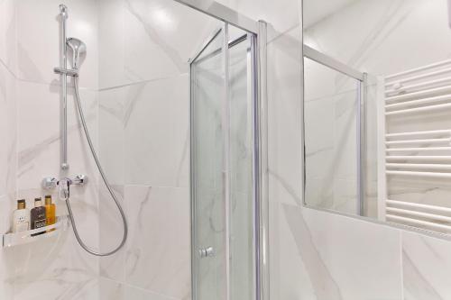eine Dusche mit Glastür im Bad in der Unterkunft 125 - Urban Montorgueil Street Art in Paris