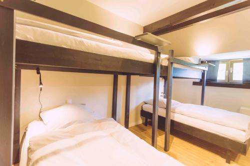 a couple of bunk beds in a room at EDELFUCHS-LODGE in Bühlertal