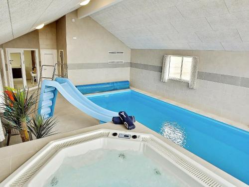 - une grande piscine avec toboggan dans une maison dans l'établissement 30 person holiday home in Bogense, à Bogense