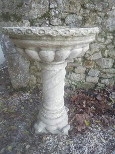 a white statue in front of a stone wall at B&B Château de Fajac la Selve in Pech-Luna