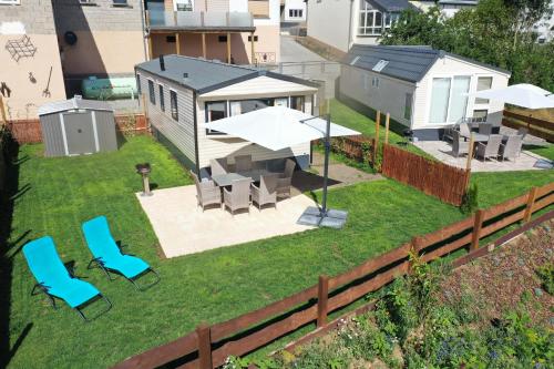 Ferienhaus Chilllout Chalets Daun-Kradenbach في Kradenbach: إطلالة هوائية على حديقة خلفية مع منزل صغير