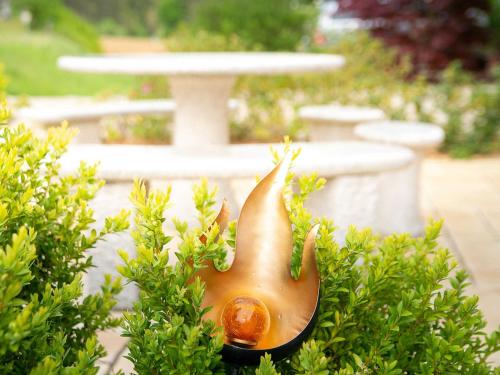 a statuette of a snail sitting on top of plants at Ennerla Hof in Pottenstein