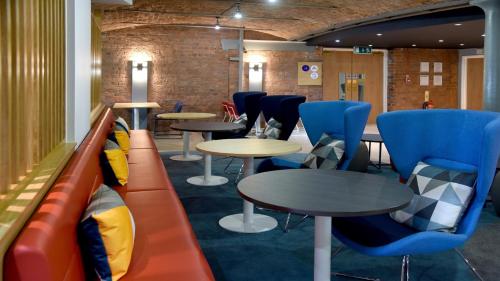 Χώρος καθιστικού στο Holiday Inn Express Liverpool-Albert Dock by IHG