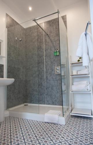 eine Dusche mit einer Glastür in einem Badezimmer in der Unterkunft Coorie in Dunfermline