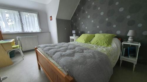 1 dormitorio con 1 cama con pared de lunares en Appartement indépendant Ar Neiz, en Fouesnant