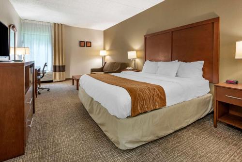 um quarto de hotel com uma cama grande e uma televisão em Comfort Inn em West Hazleton