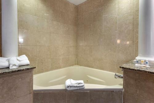 Ett badrum på Comfort Suites Newark - Harrison