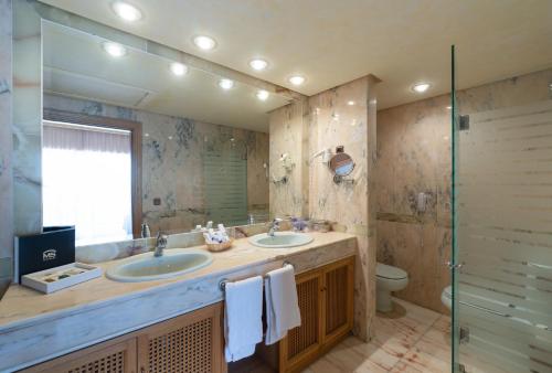 a bathroom with a sink, toilet and shower at MS Amaragua in Torremolinos