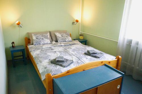 Un pequeño dormitorio con una cama con una mesa azul en Apartment City Heart, en Valmiera