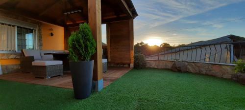 a porch with a potted plant on a balcony at Casa dos arcos in Sober