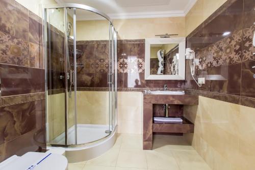 TarashanyにあるGeorg Park Hotelのシャワーと洗面台付きのバスルーム