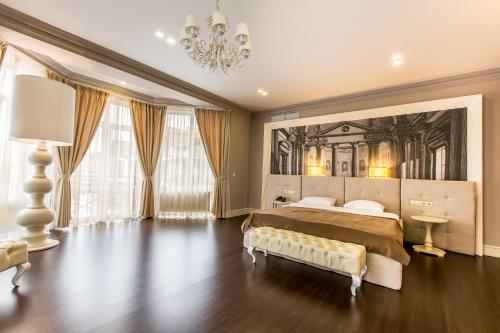 TarashanyにあるGeorg Park Hotelのベッドとシャンデリアのある寝室