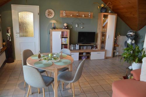 a dining room with a table and chairs at Ferienwohnung Auszeit Waxweiler in Waxweiler