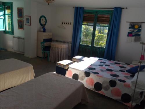 a bedroom with two beds and a window at El Retiro de Isabel in Embid de la Ribera