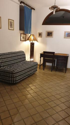 un soggiorno con divano e tavolo di appartamento odeon a Taormina