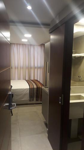 1 dormitorio con cama, lavabo y bañera en Uno flats. N. 107. Luxo, en João Pessoa