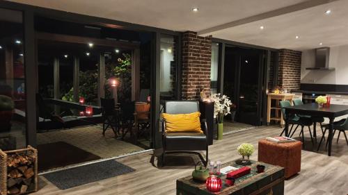 Χώρος καθιστικού στο Downtown Hideaway, B&B Grand Deluxe