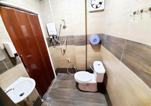 バトゥ・フェリンギにあるMN Ferringhi Innのトイレと洗面台付きのバスルーム
