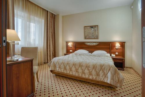 Un pat sau paturi într-o cameră la Markstadt Hotel