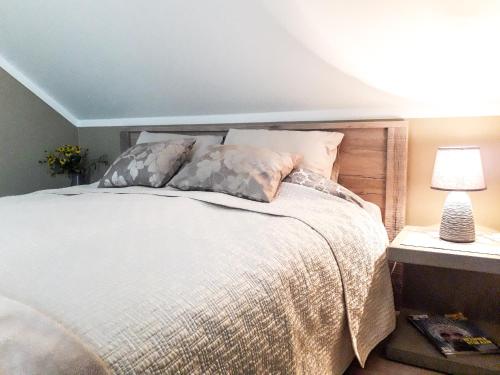 Кровать или кровати в номере Pihtla tee külaliskorter 2