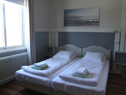 En eller flere senge i et værelse på Skålleruds Gård