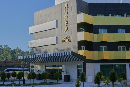 Aurea Fatima Hotel Congress & Spa في فاطمة: مبنى عليه لافته