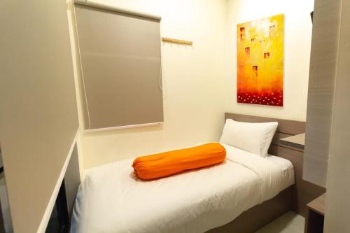 Postel nebo postele na pokoji v ubytování Front One Residence Syariah Mampang
