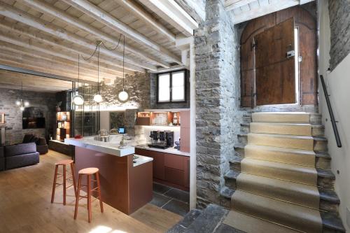 Una escalera en una cocina con una pared de ladrillo en Suites&Atelier Lake Como, en Como