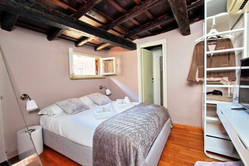Un pat sau paturi într-o cameră la Rent in Rome Apartments