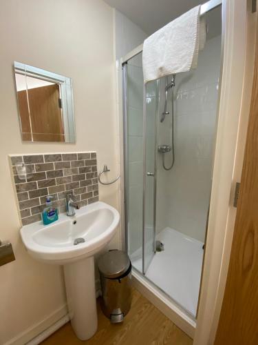 un baño con lavabo y ducha en Mary Green Walk, en Canterbury