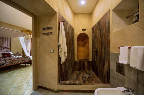 uma casa de banho com um chuveiro e um lavatório. em Casa Mama em Nápoles