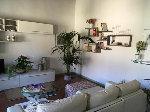 a living room with a couch and a table at Appartamento Il Glicine in Pistoia