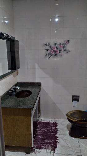 uma casa de banho com um lavatório e um WC em Arraial do Cabo - Suite luxo em Arraial do Cabo