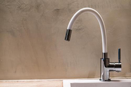 Un fregadero con un grifo encima en ACRON suites & apartments, en Atenas