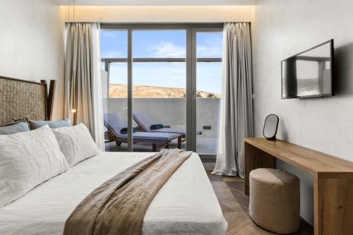 1 dormitorio con cama y vistas a un balcón en ACRON suites & apartments en Athens