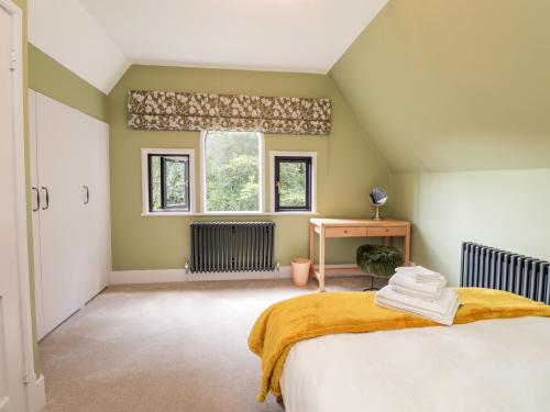 Un pat sau paturi într-o cameră la Baldwins Hill Cottage