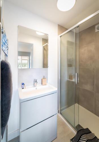 Ένα μπάνιο στο River Retreat Apartment Exeter - River Views & Parking