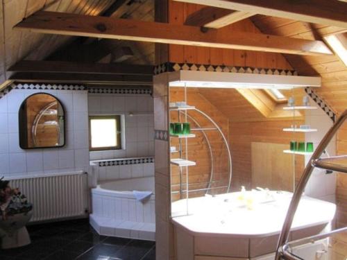 baño grande con bañera y lavamanos en Landhotel Grafenfels, en Lemberg