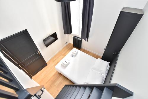 - un salon avec une table et une télévision dans l'établissement Cosy apartment - 2BR-7P - Arc de Triomphe, à Paris