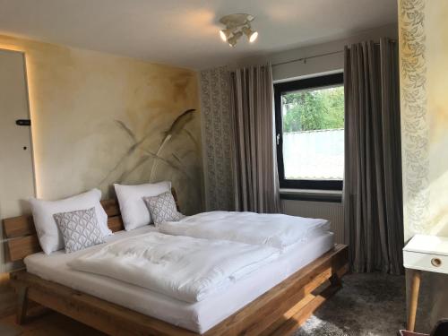 Кровать или кровати в номере Ferienhaus -HAUS DER WEICHSEL- bei Lauingen, mit Sauna
