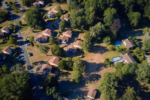 an aerial view of a house with a yard at Résidence Château de Salles in Salles