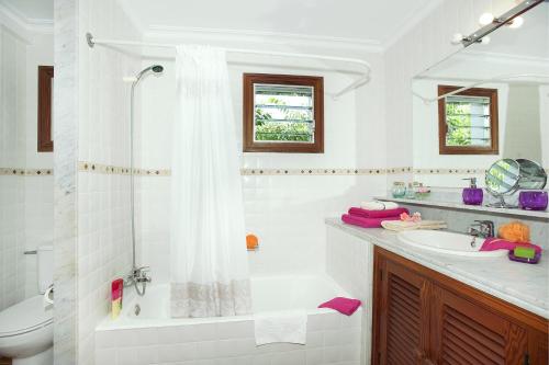 een witte badkamer met een douche en een wastafel bij Villa ROTGER in Pollença